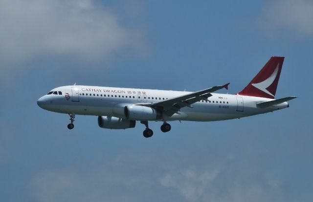 Airbus A320 (B-HSO) - Final approach to HKG Rwy25R (2016/07/28)