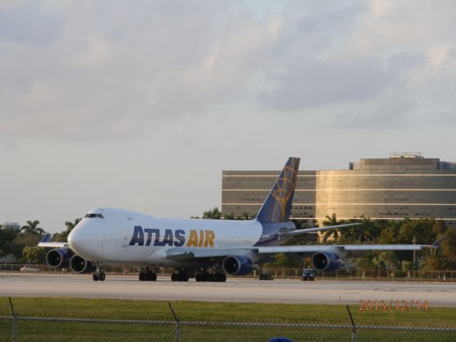 Boeing 747-400 (N498MC)