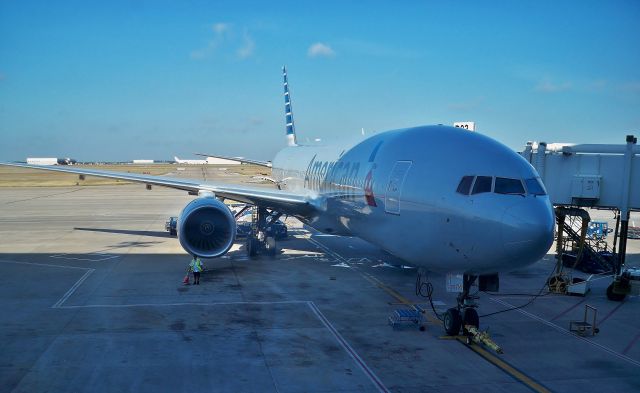 Boeing 777-200 (N797AN) - AA 777-223/ER N797AN at DFW's D terminal waiting for me to board for AA#281 from DFW to Seoul (ICN) on Oct 7, 2014.