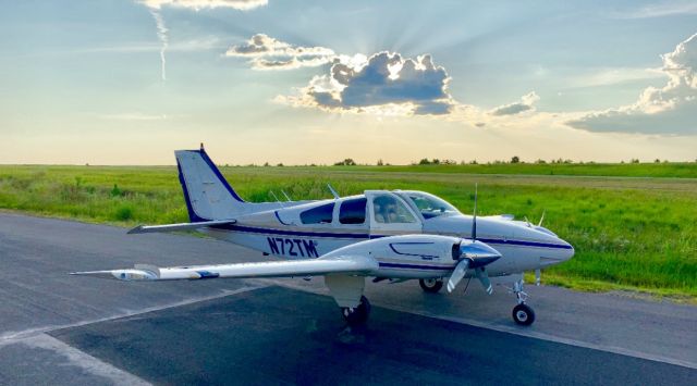 Beechcraft 55 Baron (N72TM)