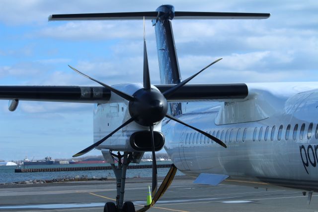 de Havilland Dash 8-400 (C-GLQC)