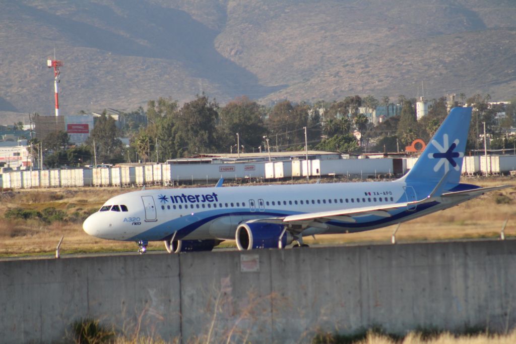 Airbus A320 (XA-APO) - ESPERA EN CABECERA 27