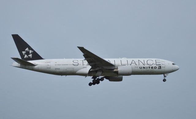 Boeing 777-200 (N794UA) - Final approach to NRT Rwy16R.(2016/04/25)