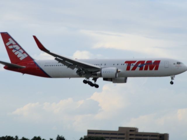 BOEING 767-300 (PT-MSW)