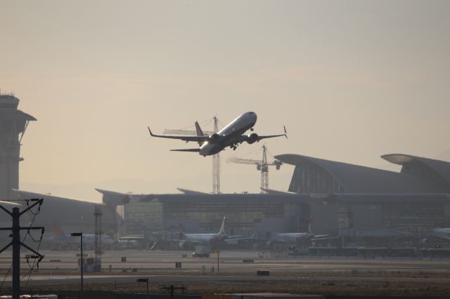 Boeing 737-900 (N880DN)