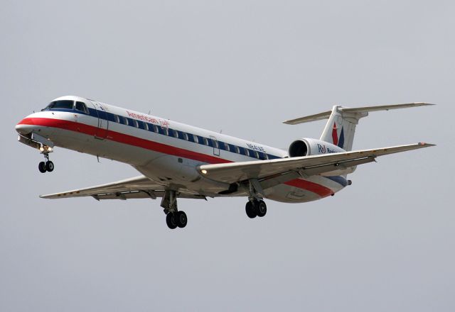 Embraer ERJ-135 (N841AE)