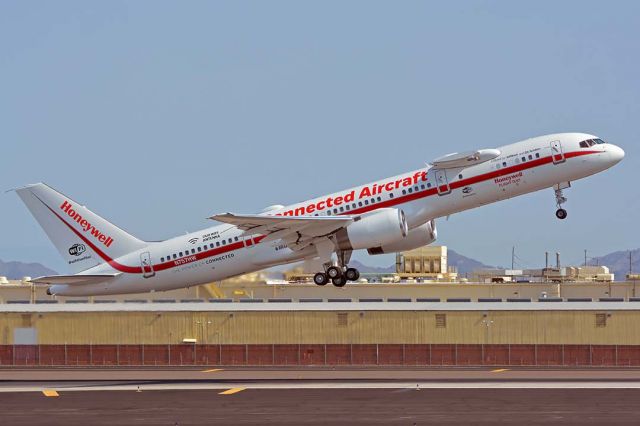 Boeing 757-200 (N757HW) - Honeywell Boeing 757-225 N757HW at Phoenix Sky Harbor on July 31, 2018.