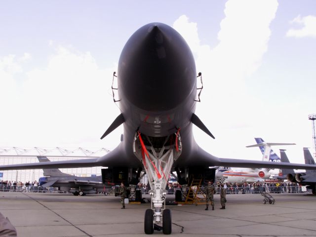 Rockwell Lancer — - B-1B Lancer mit der Kennung EL 115 auf der ILA 2006. Leider war der 20.05.2006 ein Samstag, an diesem Tag flog der Donnerbomber nicht. 