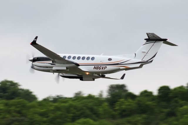 Beechcraft Super King Air 350 (N86VP) - King Air Eight Six Victor Papa departs Runway 29 at the Butler County Regional Airport (HAO) for Indianapolis Int'l Airport (IND).