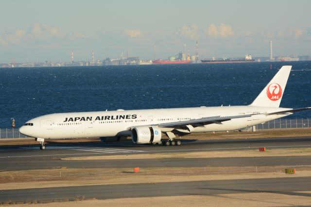 Boeing 777-200 (JA735J) - 16.Dec.2016 15:28br /RWY34Rbr /Nikon D7100,SIGMA 50-500f4.5-6.3 APO HSMbr /ISO400,1/1600,F7.1,210mm,4496×3000