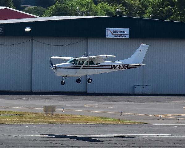 — — - Cessna 210 Landing Rnwy 34L KRNT