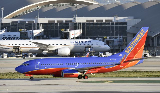 Boeing 737-700 (N233LV) - Arrived at LAX on 25L