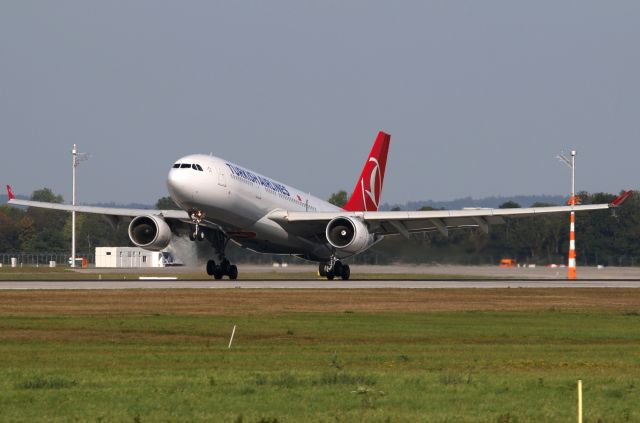 Airbus A330-200 (TC-LOH)