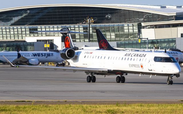 Canadair Regional Jet CRJ-900 (C-FRJA)