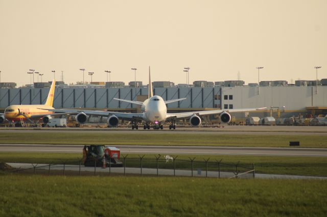 BOEING 747-8 (N851GT) - Looking right at ya.