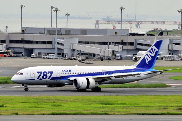 Boeing 787-8 (JA819A) - Reversing after Landing