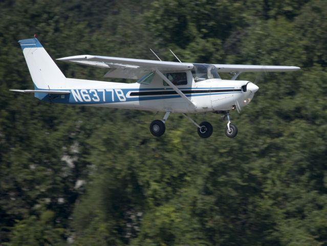 Cessna 152 (N6377B) - Landing runway 08.