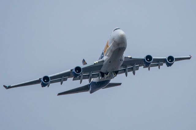 Boeing 747-400 (N477MC)