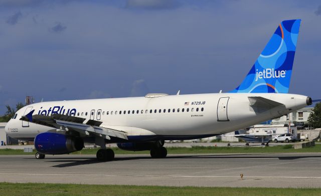 Airbus A320 (N729JB)