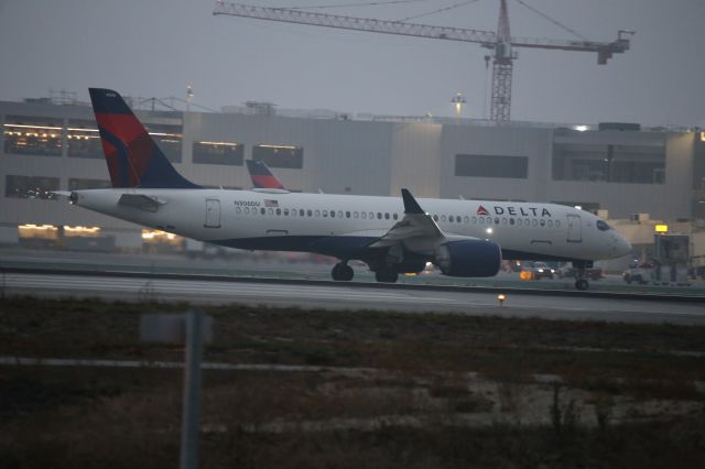 Airbus A220-300 (N306DU)