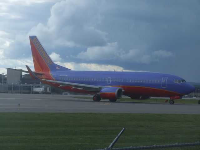 BOEING 737-300 (N633SW)