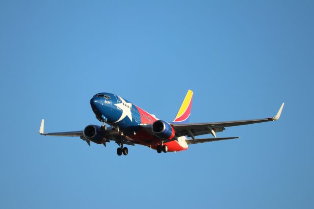 Boeing 737-700 (N931WN) - "Lone Star One" arrives with perfect blue backgrounds.