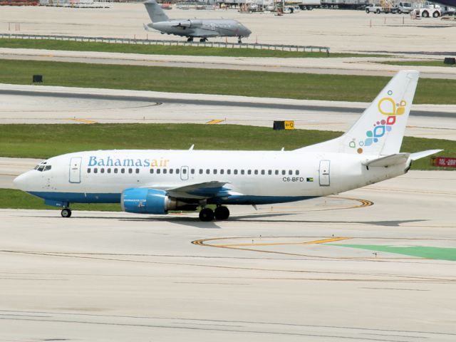 Boeing 737-500 (C6-BFC)