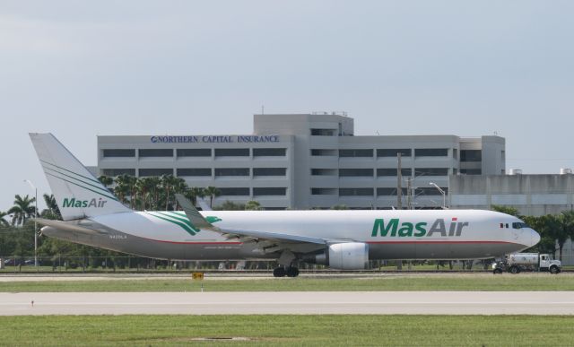BOEING 767-300 (N420LA)