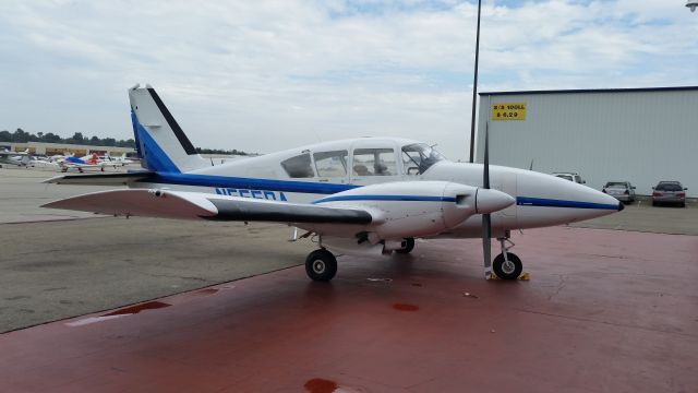 Piper Apache (N555DA) - 1975 PIPER PA-23-250 AT FULLERTON.