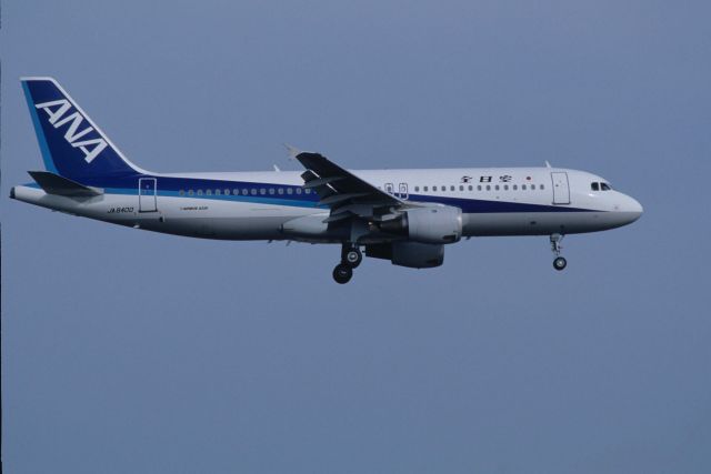 Airbus A320 (JA8400) - Final Approach to Tokyo-Haneda Intl Airport Rwy22 on 1997/05/02