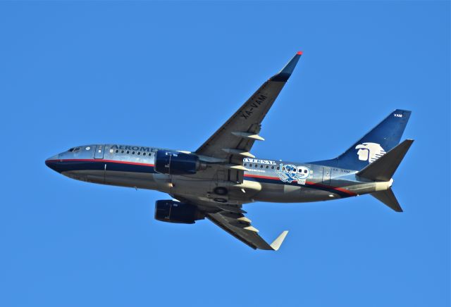 Boeing 737-700 (XA-VAM) - Aeromexico B737-700, with "El Universal" sticker of national newspaper, at climb from 05L runway in Mexico City International Airport.