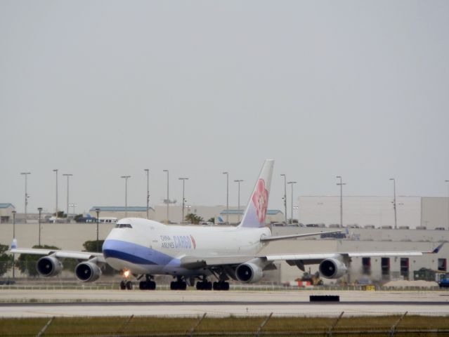 Boeing 747-400 (B-18718)