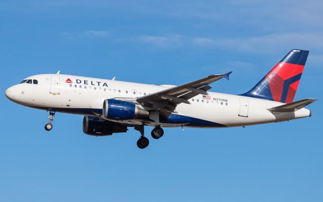Airbus A319 (N370NB)