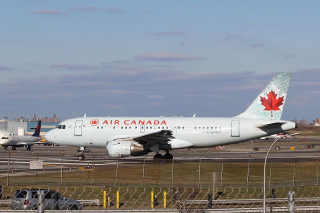 Airbus A319 (C-GAQX) - New York LaGuardia (LGA). Air Canada flight AC711 taxis for departure to Toronto Pearson International (YYZ).br /Taken from Planeview Park, 23rd Avenue at the end of Runway 4/22br /2017 12 01  a rel=nofollow href=http://alphayankee.smugmug.com/https://alphayankee.smugmug.com//a