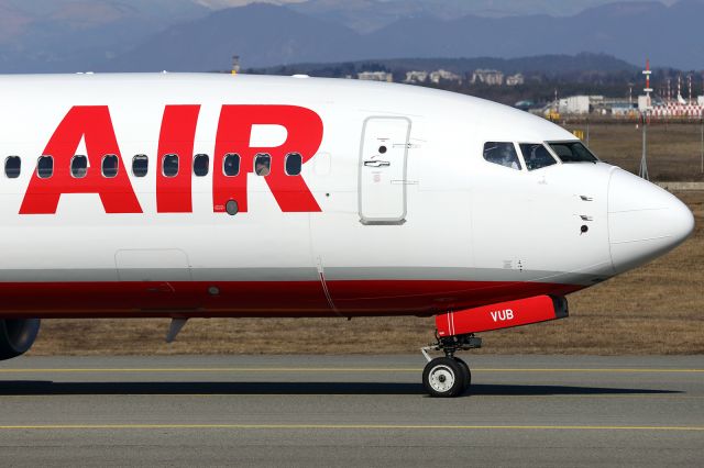 Boeing 737-700 (9H-VUB)