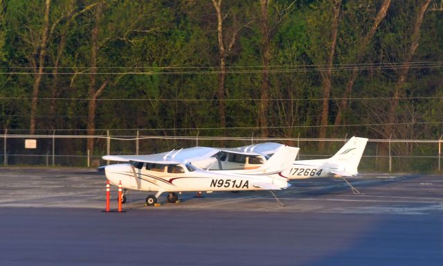 Cessna Skyhawk (N951JA) - Cessna 172S Collins Aviation N951JA in Chattanooga