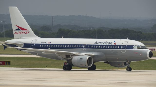 Airbus A319 (N745VJ) - Taxiing after arriving 13Rbr /5/28/17