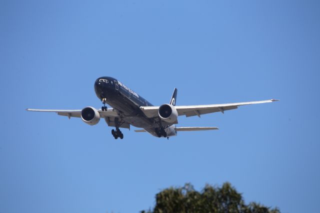 BOEING 777-300ER (ZK-OKQ)