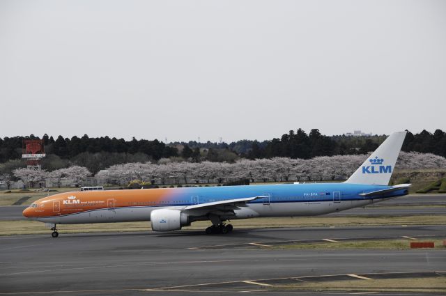 BOEING 777-300 (PH-BVA) - Taxing at Narita Intl Airport on 2017/04/10