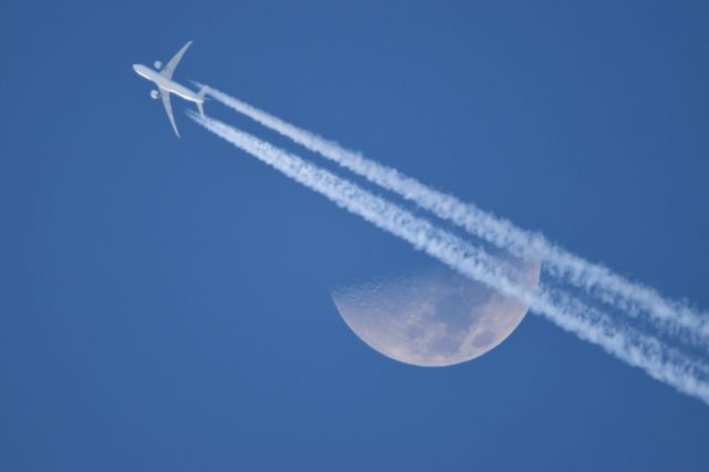 BOEING 777-300ER (B-KPT) - This Cathay Pacific Boeing 777-300ER on its way from Hong Kong to Toronto at FL350. Taken with a Nikon D5500 and Sigma 150-600mm plus a 1.4 teleconvertor. Not the greatest image quality but maybe i can improve it with a bit more practice. Taken Feb. 1,2020