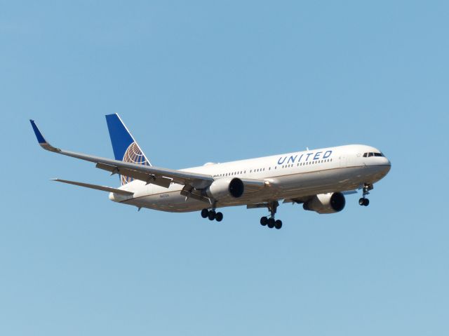 BOEING 767-300 (N657UA)