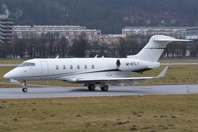 Bombardier Challenger 300 (M-BTLT)