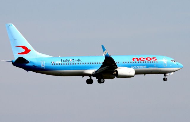 Boeing 737-700 (I-NEOS)