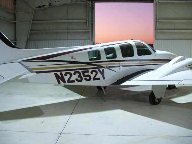 Beechcraft Baron (58) (N2352Y)