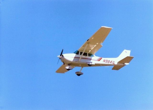 Cessna Skyhawk (N9841L) - Landing on RWY 24