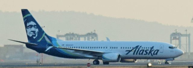 Boeing 737-800 (N562AS)