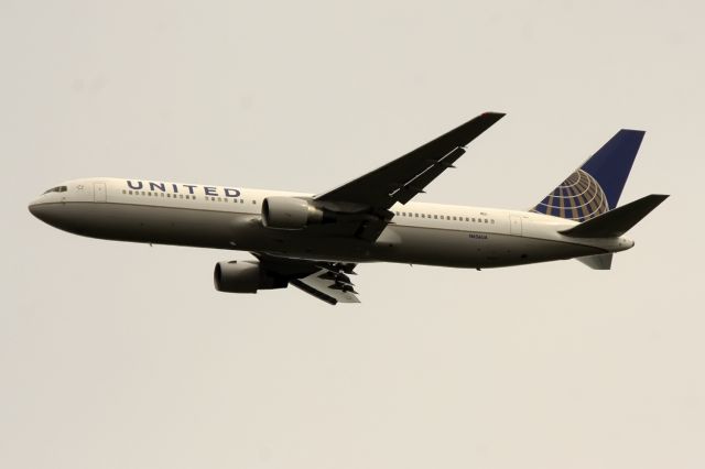 BOEING 767-300 (N656UA)