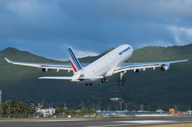 Airbus A340-300 (F-GLZR)