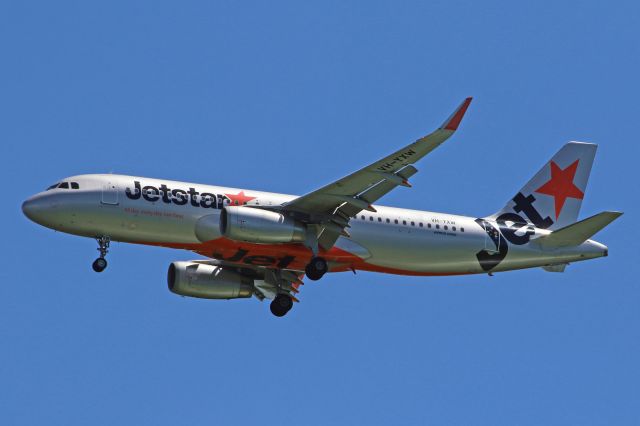 Airbus A320 (VH-YXW)
