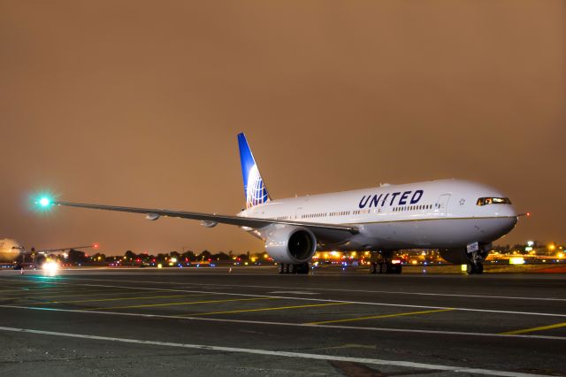 Boeing 777-200 (N781UA)